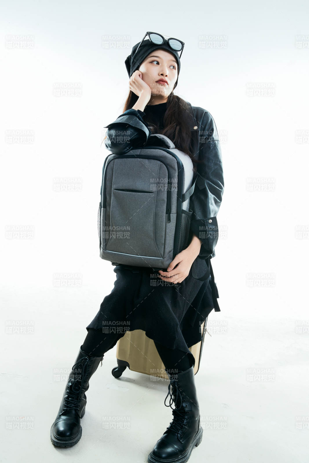 白色背景下准备出发旅行的美丽东方女大学生图片