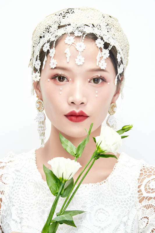 棚拍白色背景下的新娘美妆图片