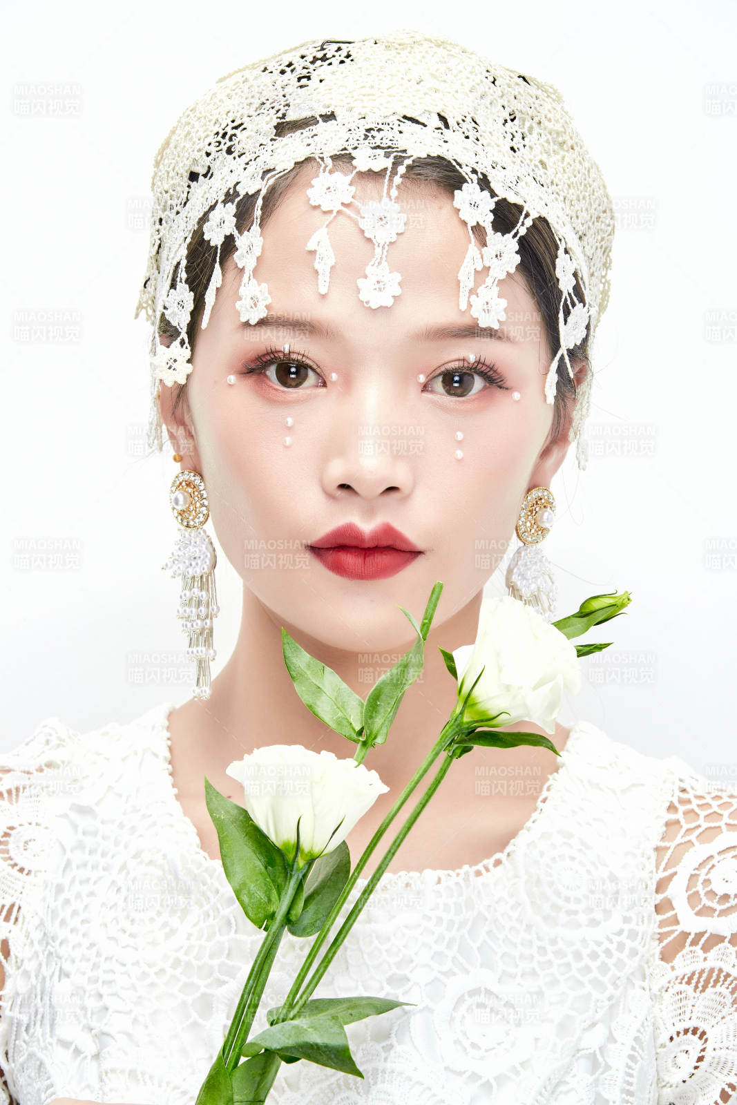 棚拍白色背景下的新娘美妆图片