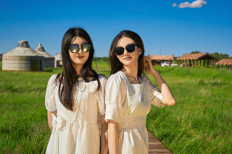 盛夏在草原湿地公园游玩的美女闺蜜图片