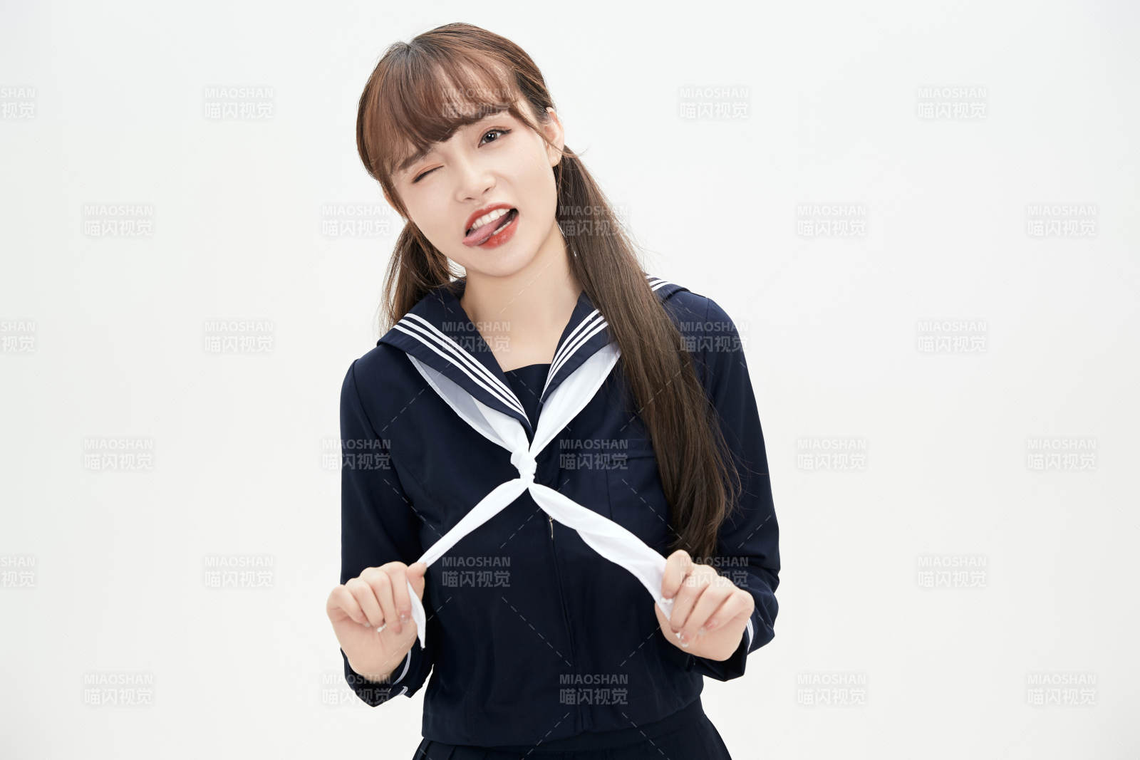 身穿日系高中制服的美丽少女图片