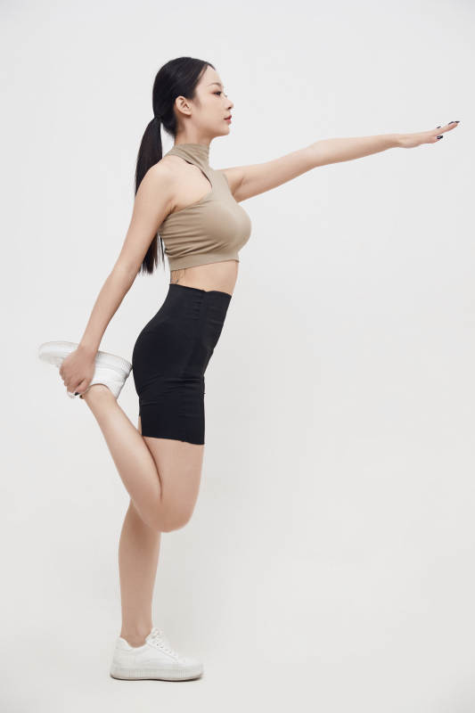 穿着运动服的亚洲美女图片