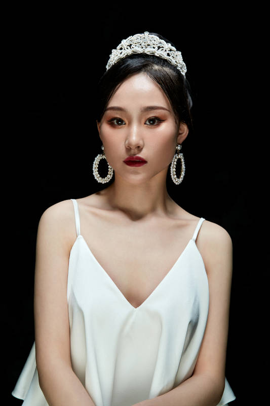 黑色背景下的女性复古婚纱妆面图片