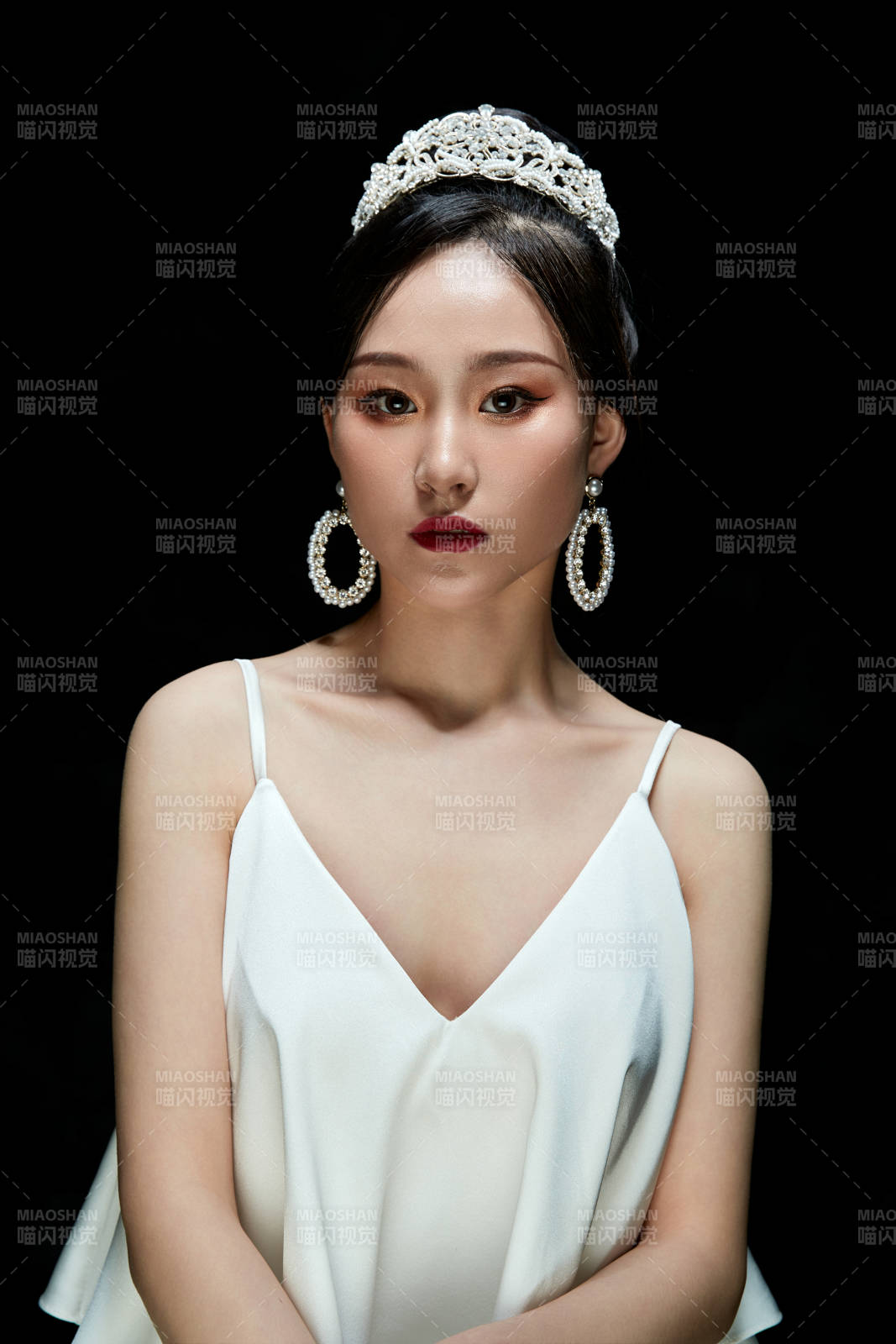 黑色背景下的女性复古婚纱妆面图片