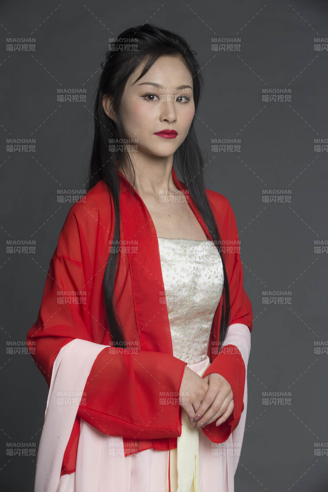 身穿古装的汉服女性人像汉服影棚拍摄图片