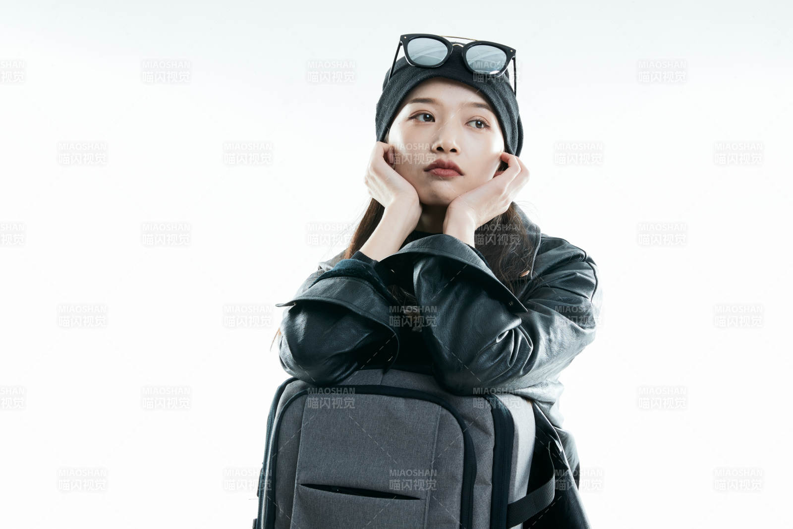 白色背景下准备出发旅行的美丽东方女大学生图片