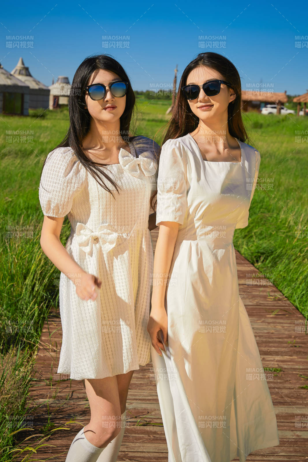 盛夏在草原湿地公园游玩的美女闺蜜图片