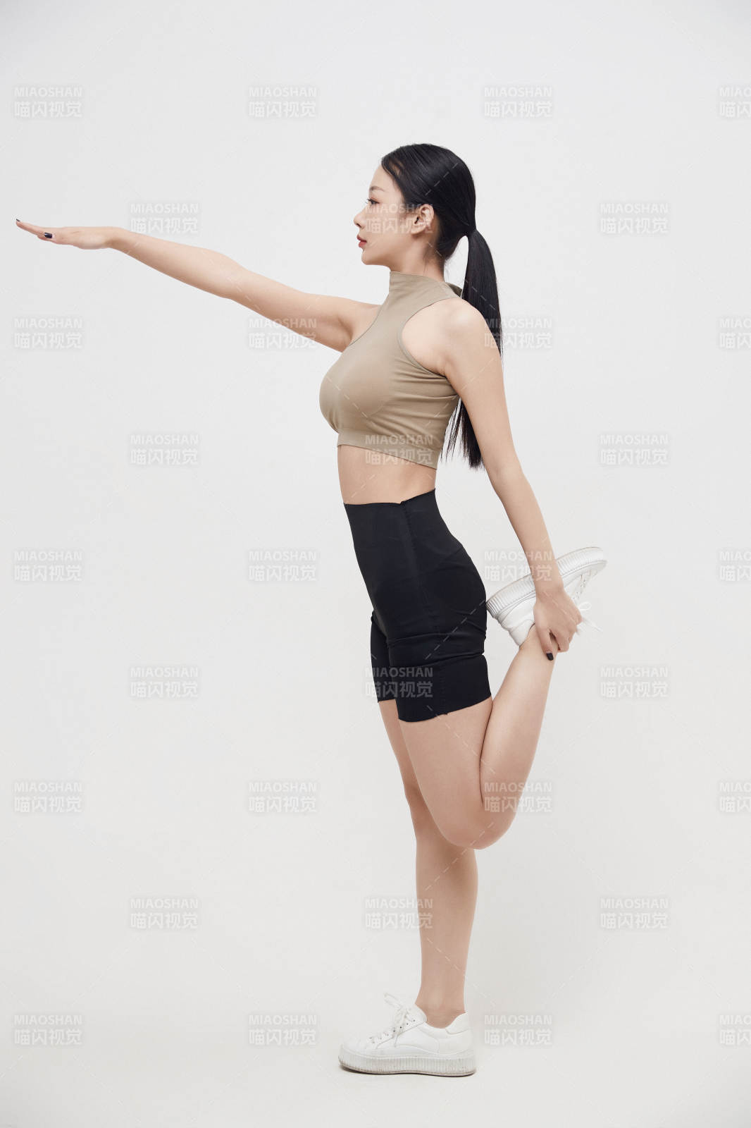 穿着运动服的亚洲美女图片