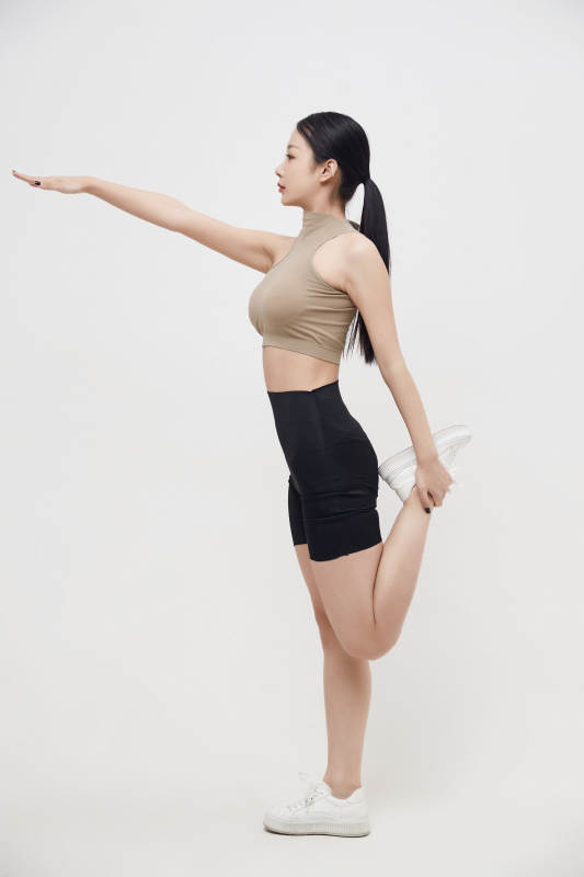 穿着运动服的亚洲美女图片