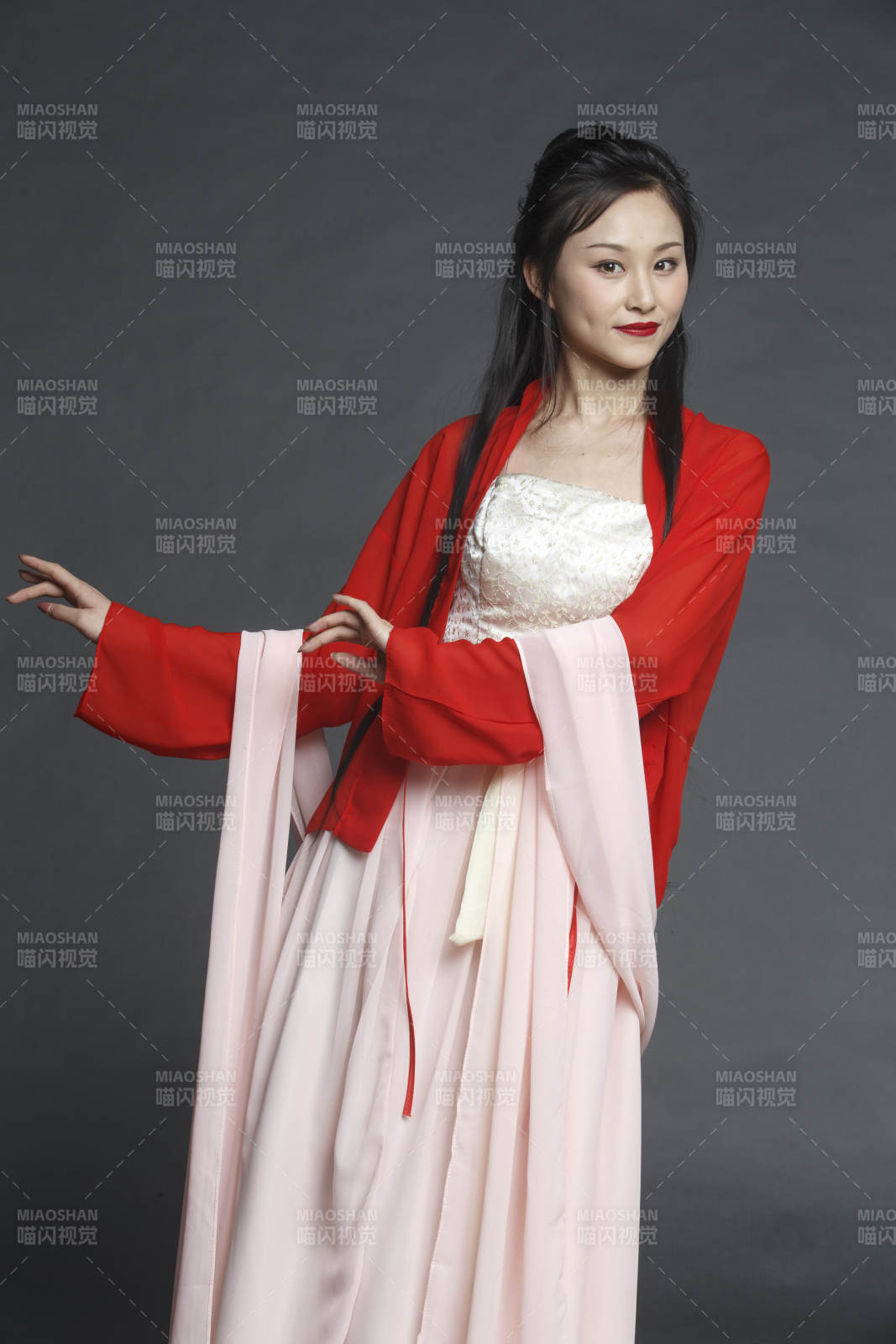 身穿古装的汉服女性人像汉服影棚拍摄图片