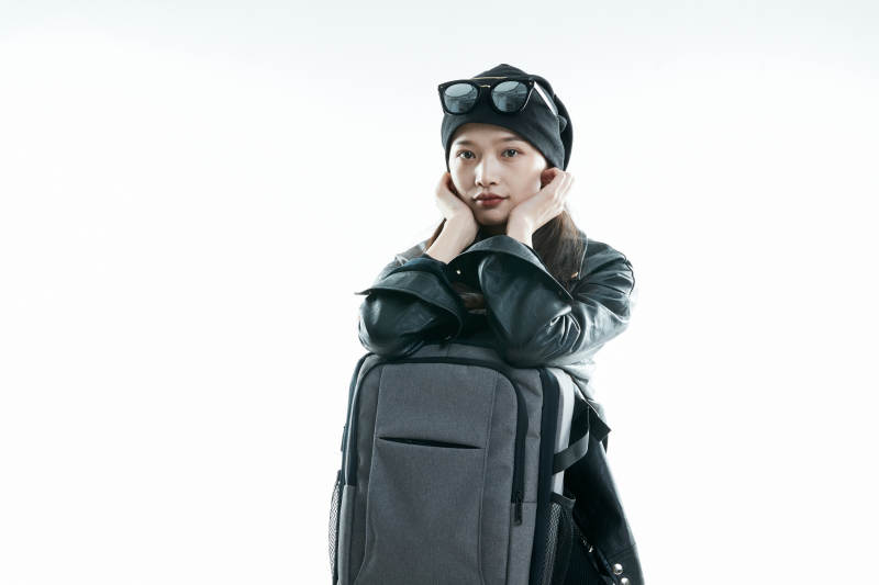 白色背景下准备出发旅行的美丽东方女大学生图片