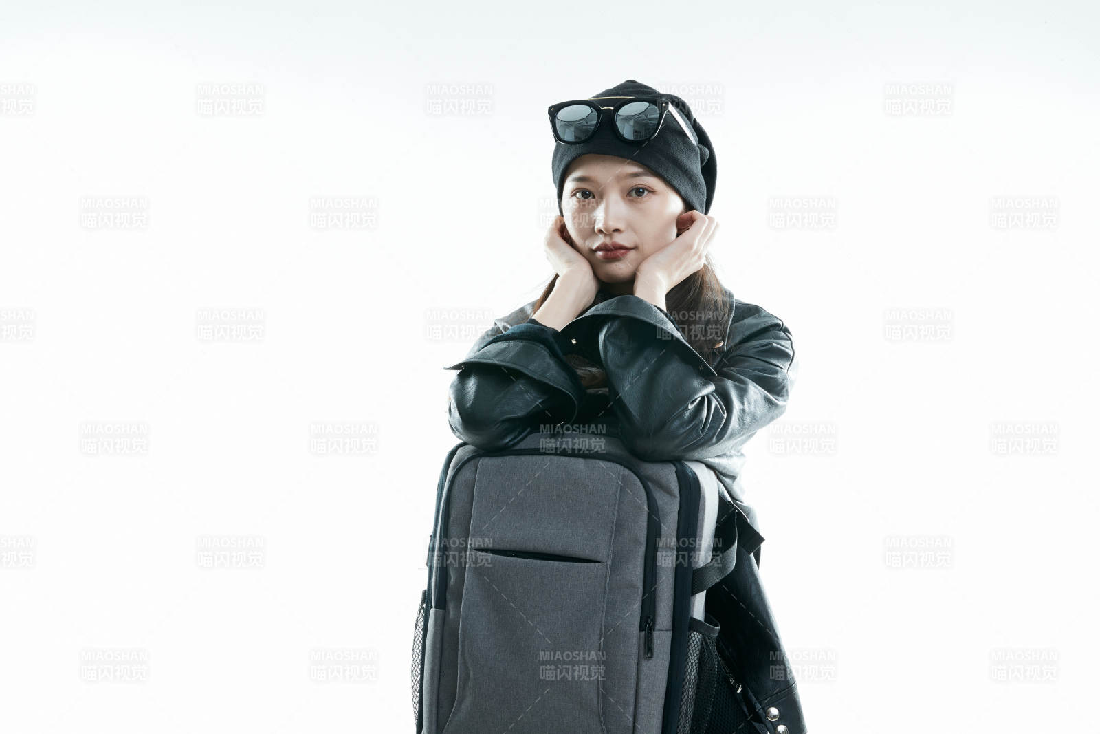 白色背景下准备出发旅行的美丽东方女大学生图片