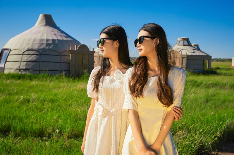 盛夏在草原湿地公园游玩的美女闺蜜图片