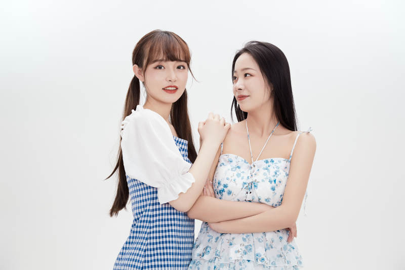 亲密无间的可爱的亚洲美女闺蜜图片