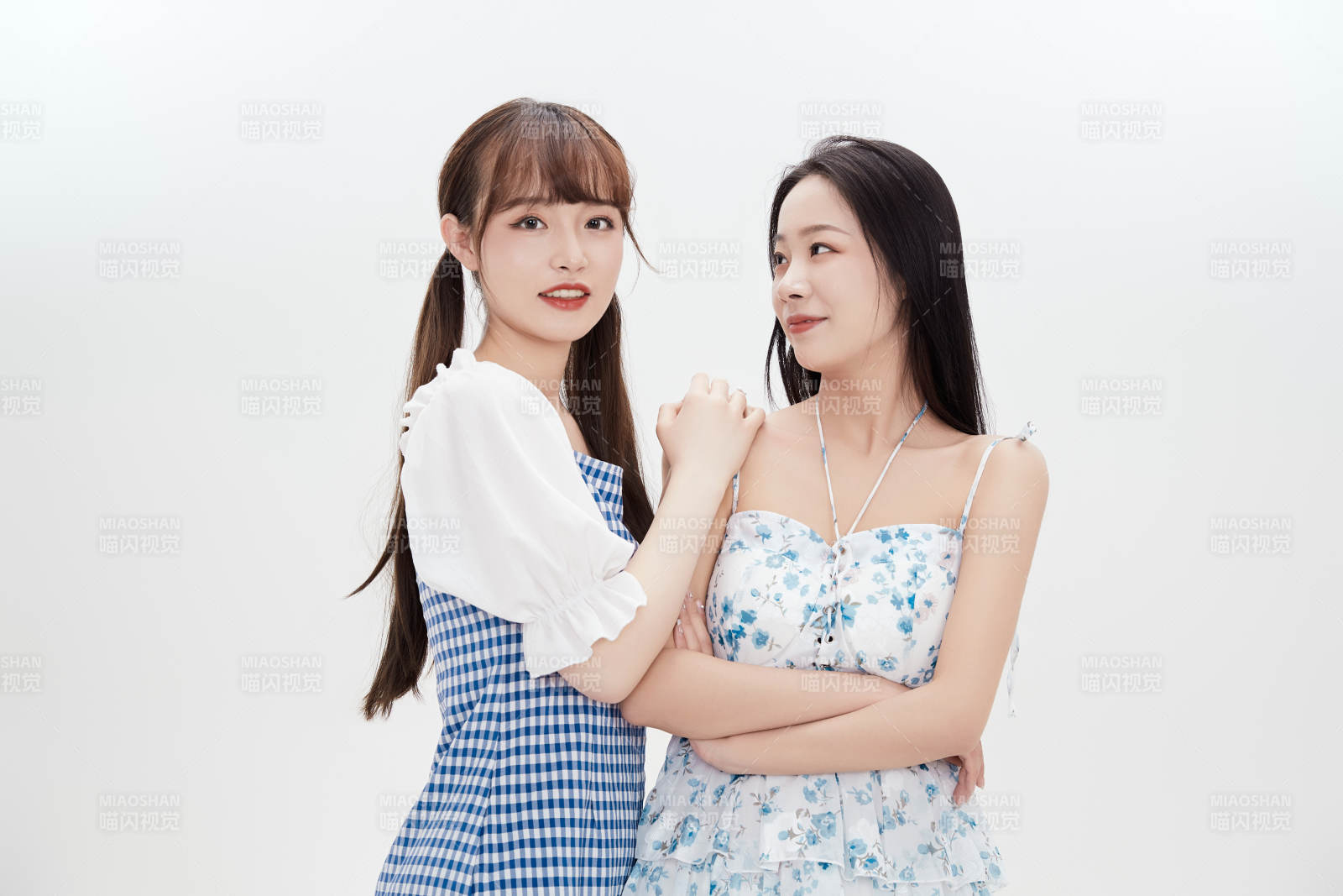 亲密无间的可爱的亚洲美女闺蜜图片