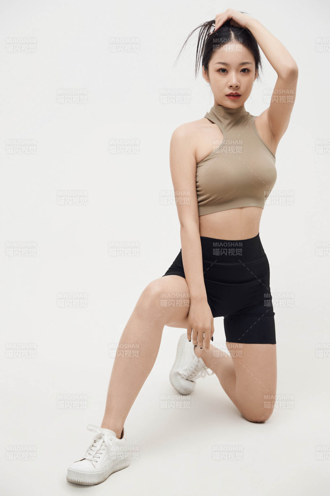 穿着运动服的亚洲美女图片