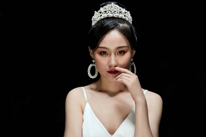黑色背景下的女性复古婚纱妆面图片