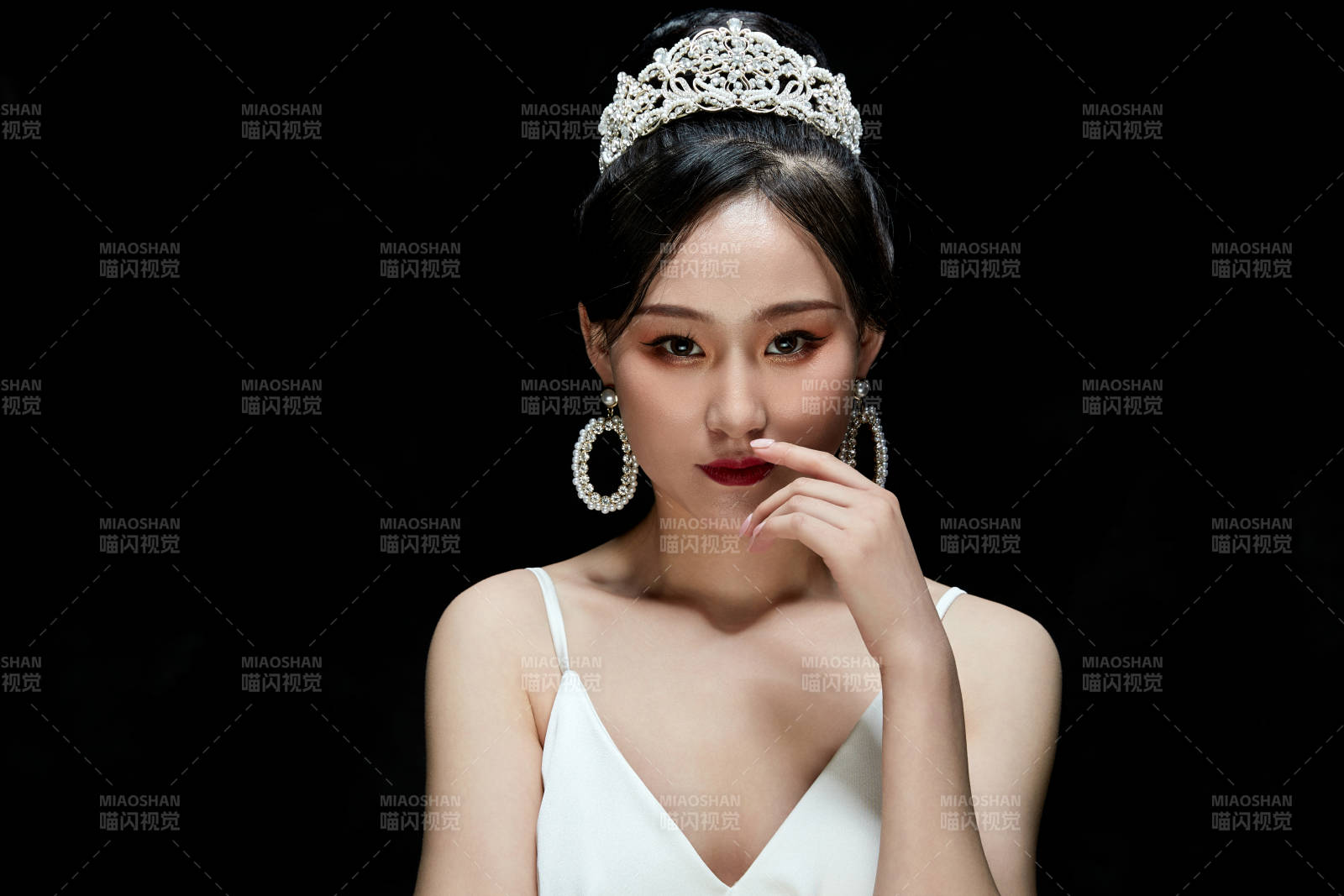 黑色背景下的女性复古婚纱妆面图片