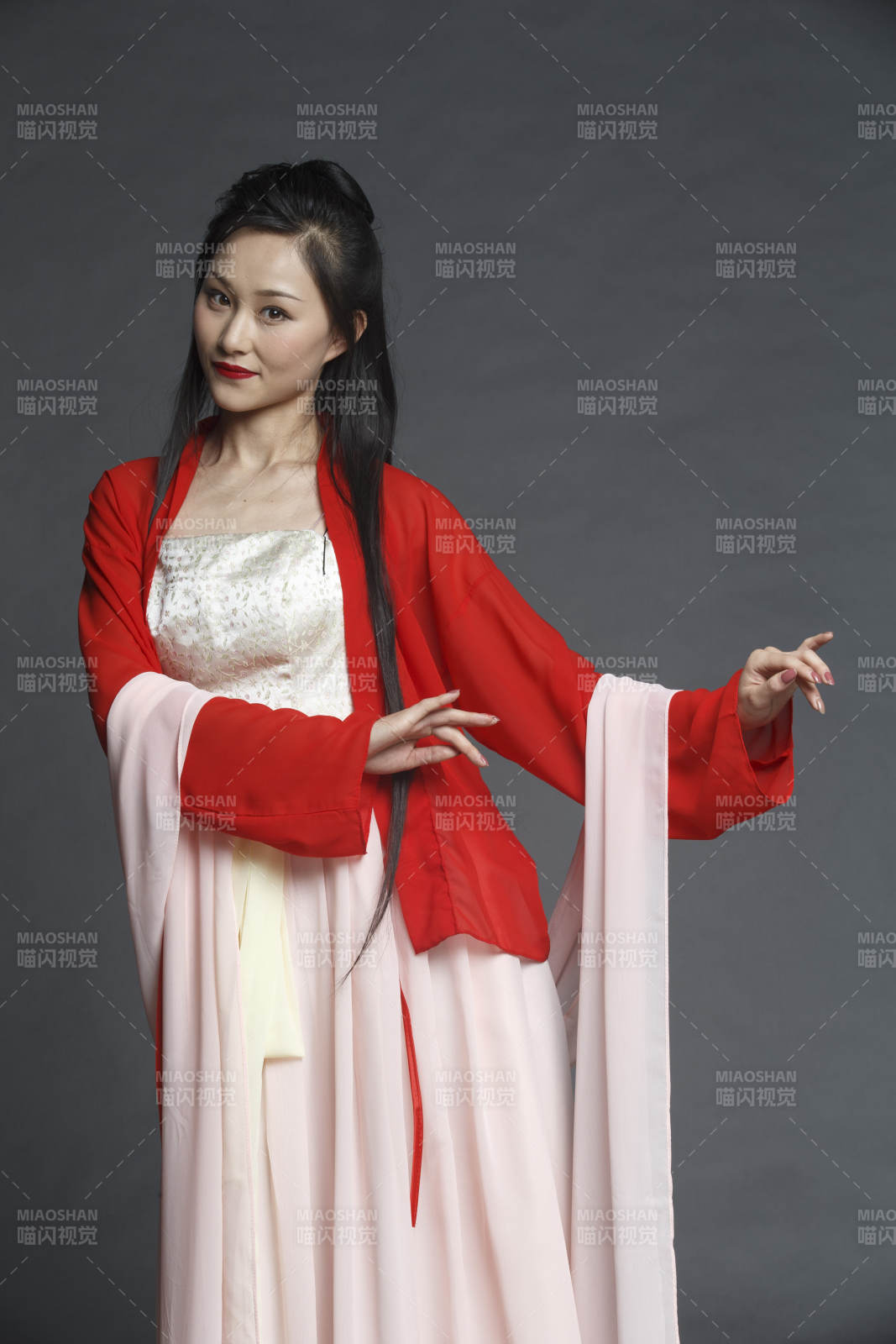 身穿古装的汉服女性人像汉服影棚拍摄图片