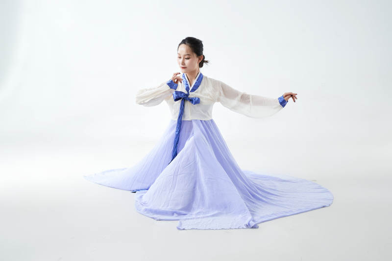 穿着中国朝鲜族传统服饰跳舞的少女图片