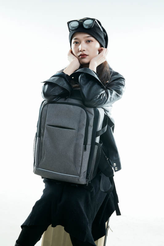 白色背景下准备出发旅行的美丽东方女大学生图片