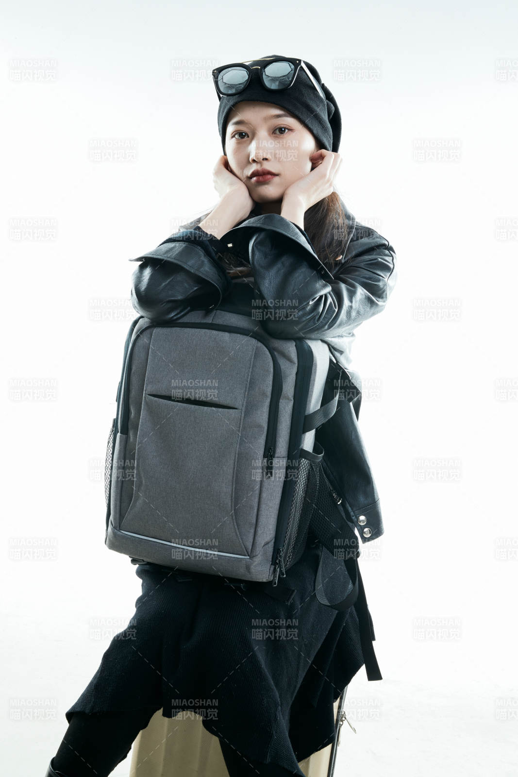 白色背景下准备出发旅行的美丽东方女大学生图片