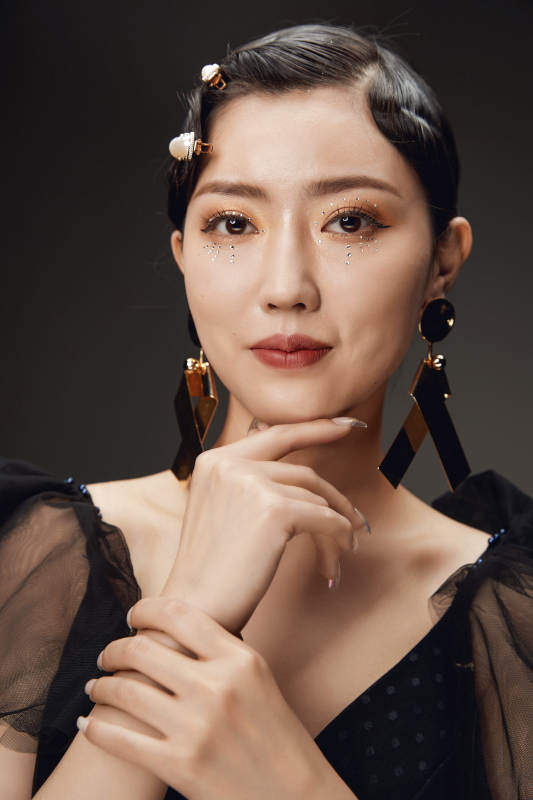 时尚亚洲女性婚纱妆面彩妆图片