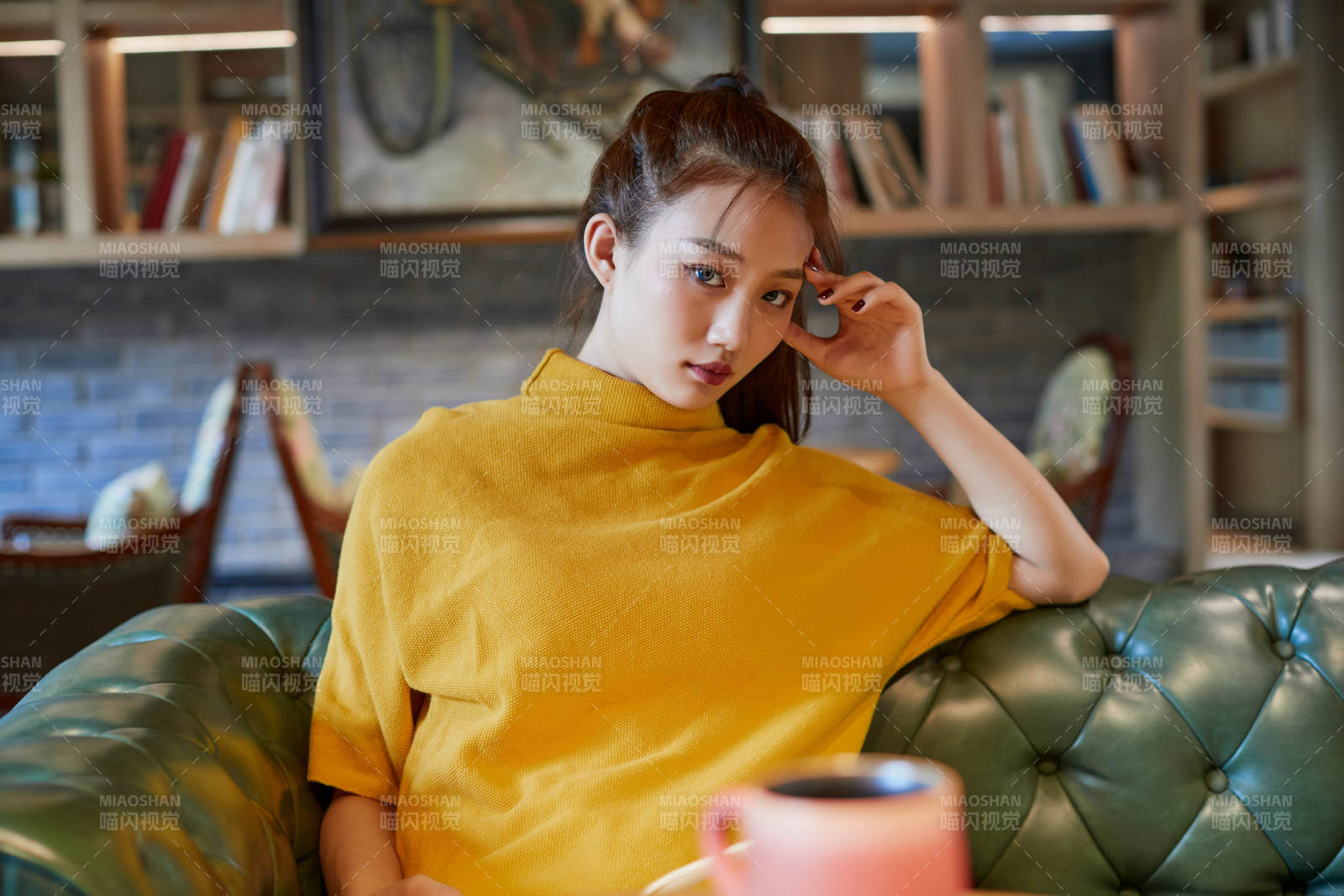 在图书咖啡馆阅读书籍的少女图片