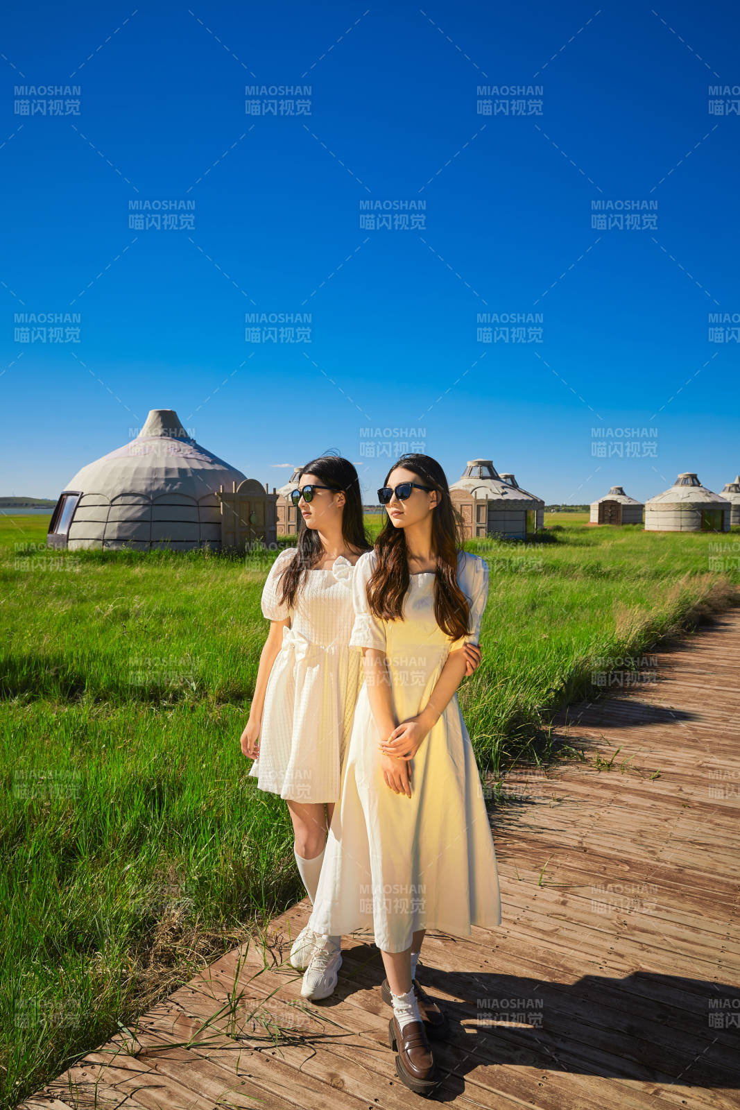 盛夏在草原湿地公园游玩的美女闺蜜图片