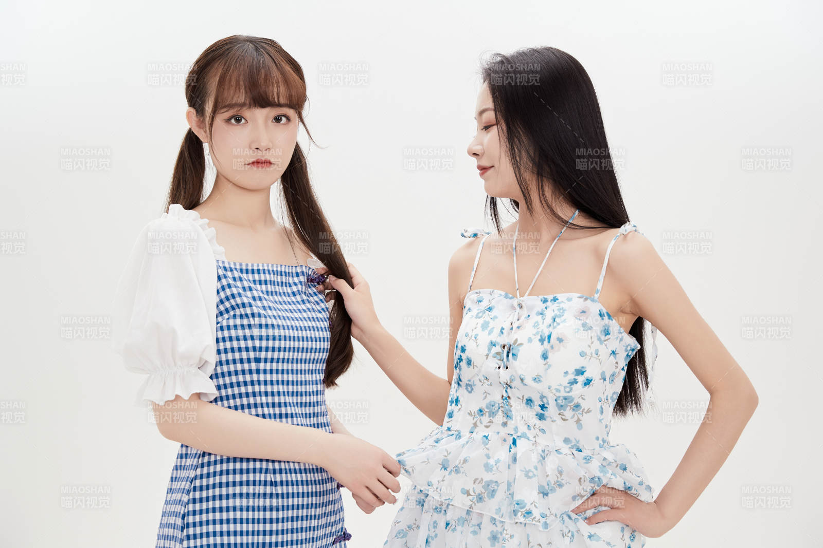 亲密无间的可爱的亚洲美女闺蜜图片