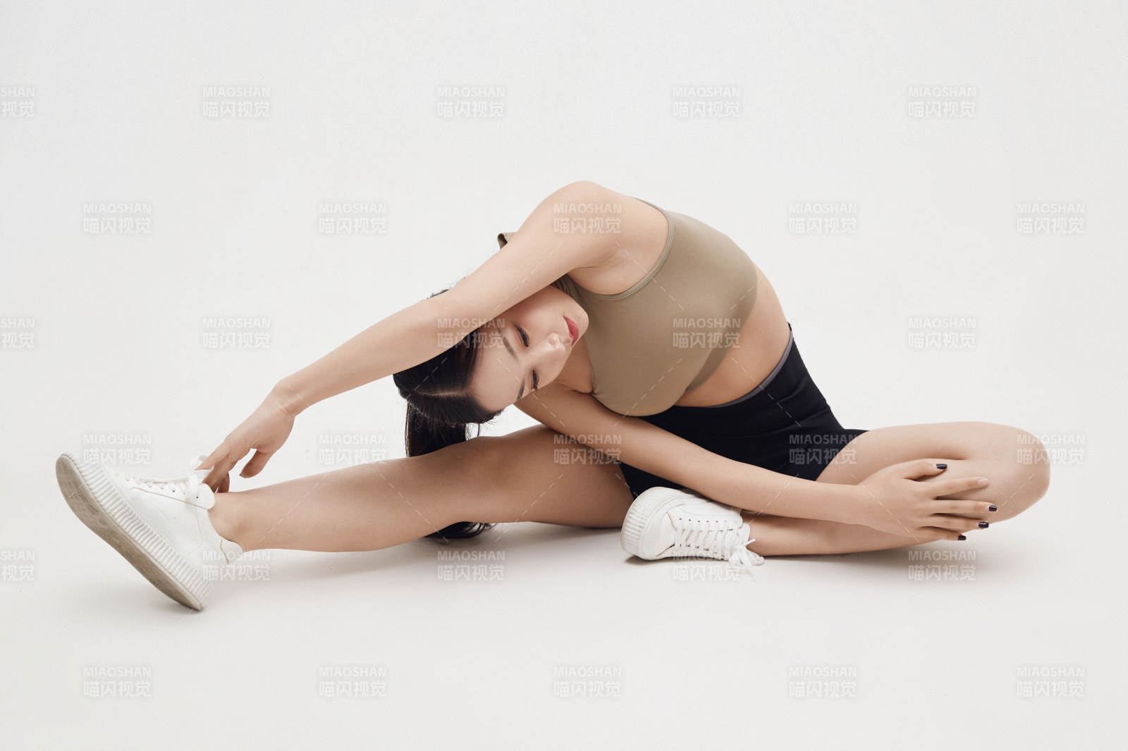 穿着运动服的亚洲美女图片