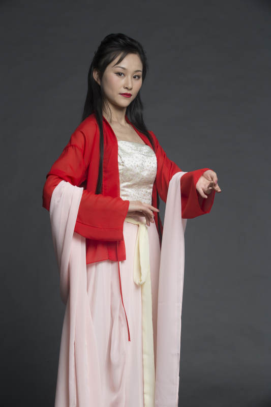 身穿古装的汉服女性人像汉服影棚拍摄图片