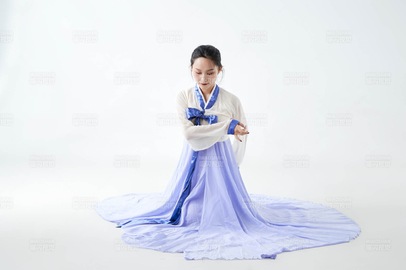 穿着中国朝鲜族传统服饰跳舞的少女图片