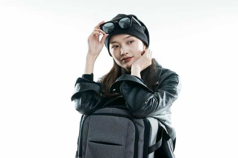 白色背景下准备出发旅行的美丽东方女大学生图片