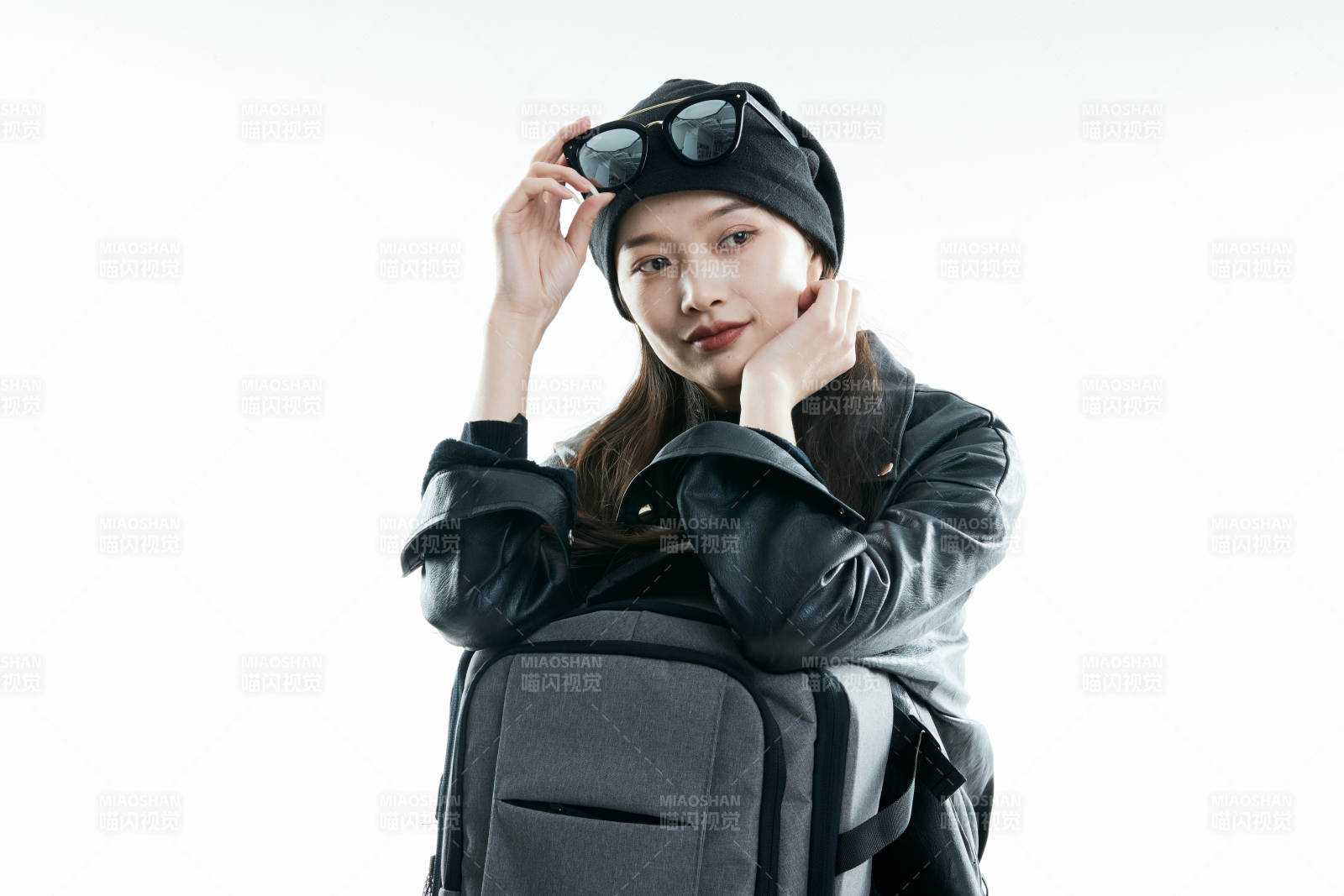 白色背景下准备出发旅行的美丽东方女大学生图片