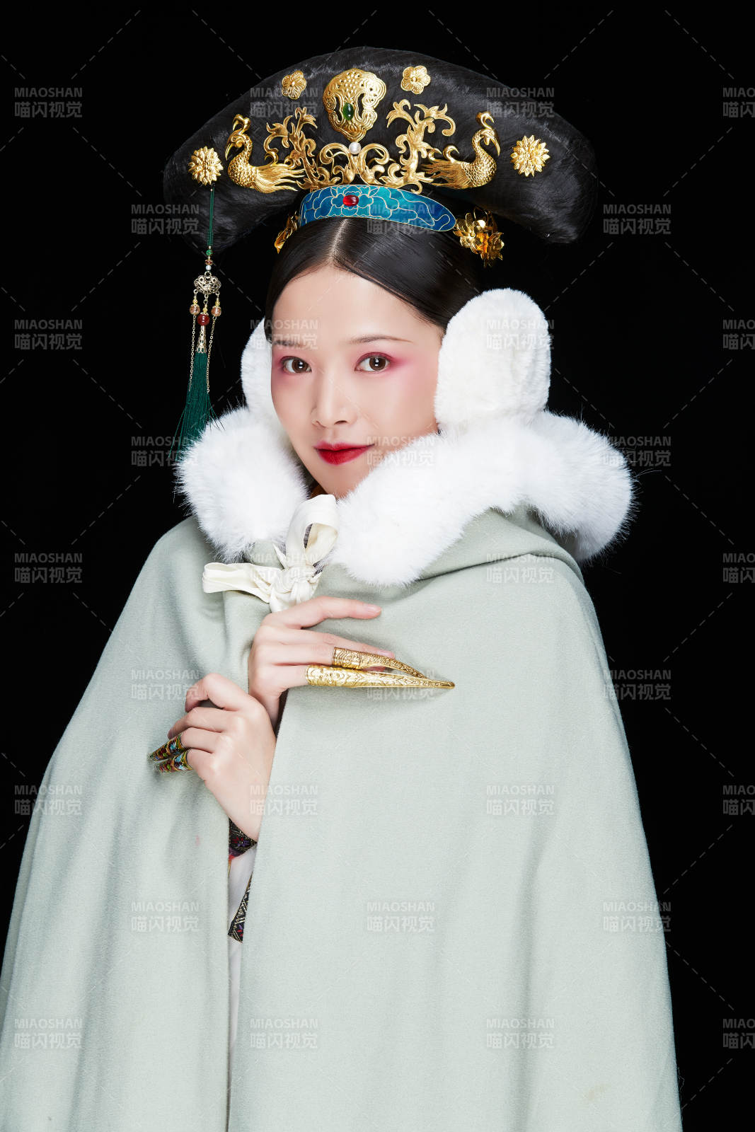 黑色背景下的清代女性古装造型清朝古装图片