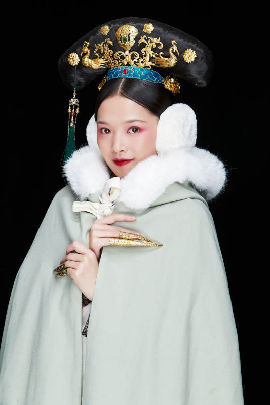 黑色背景下的清代女性古装造型清朝古装图片