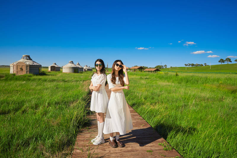 盛夏在草原湿地公园游玩的美女闺蜜图片