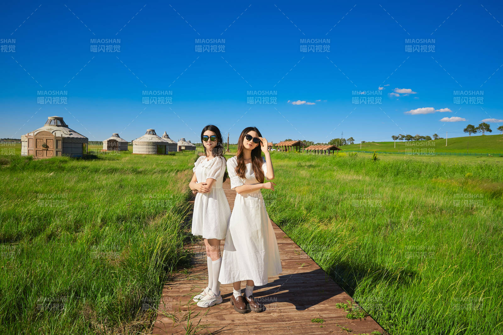 盛夏在草原湿地公园游玩的美女闺蜜图片