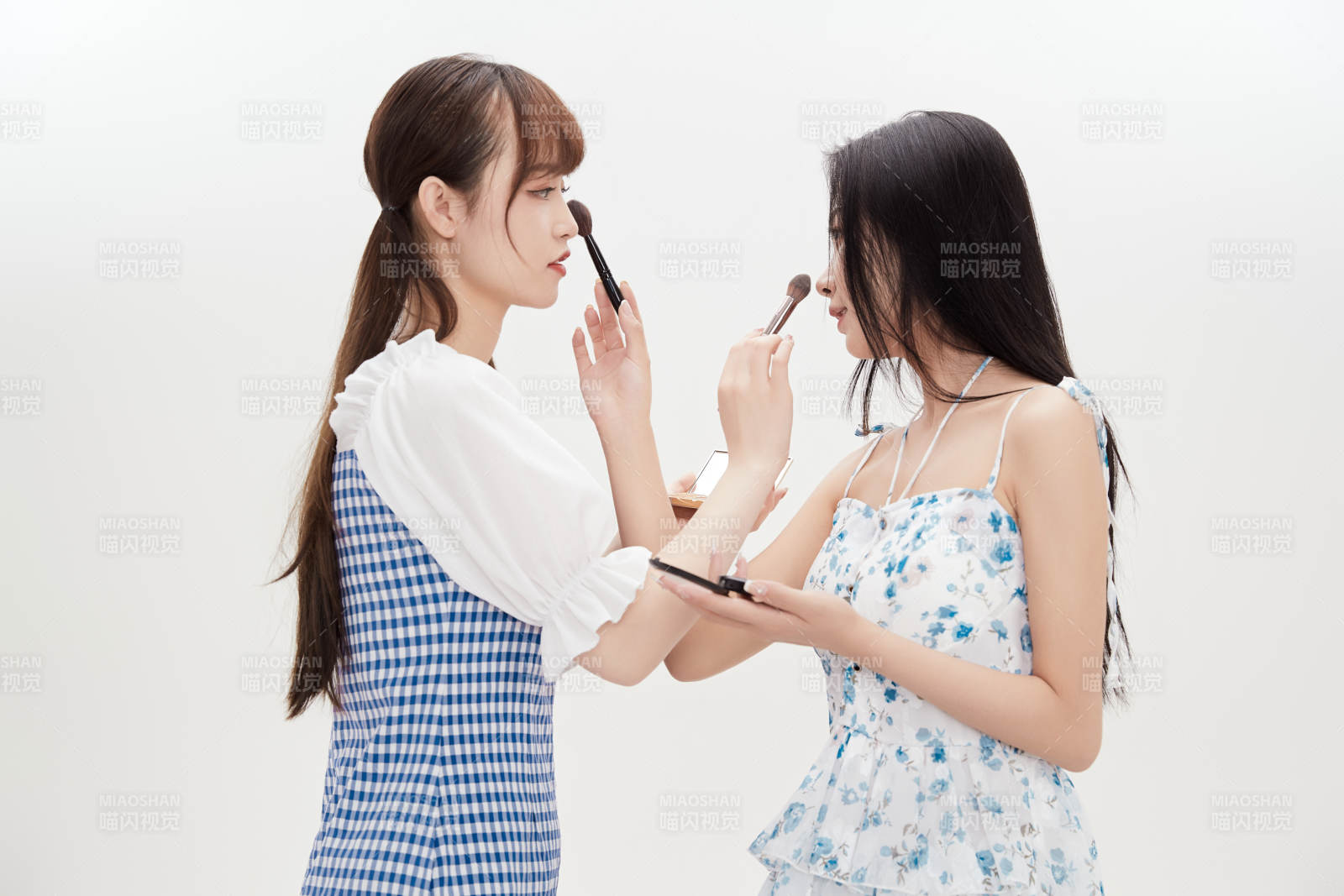 亲密无间的可爱的亚洲美女闺蜜图片