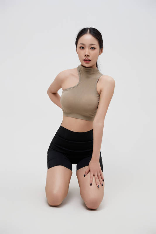 穿着运动服的亚洲美女图片