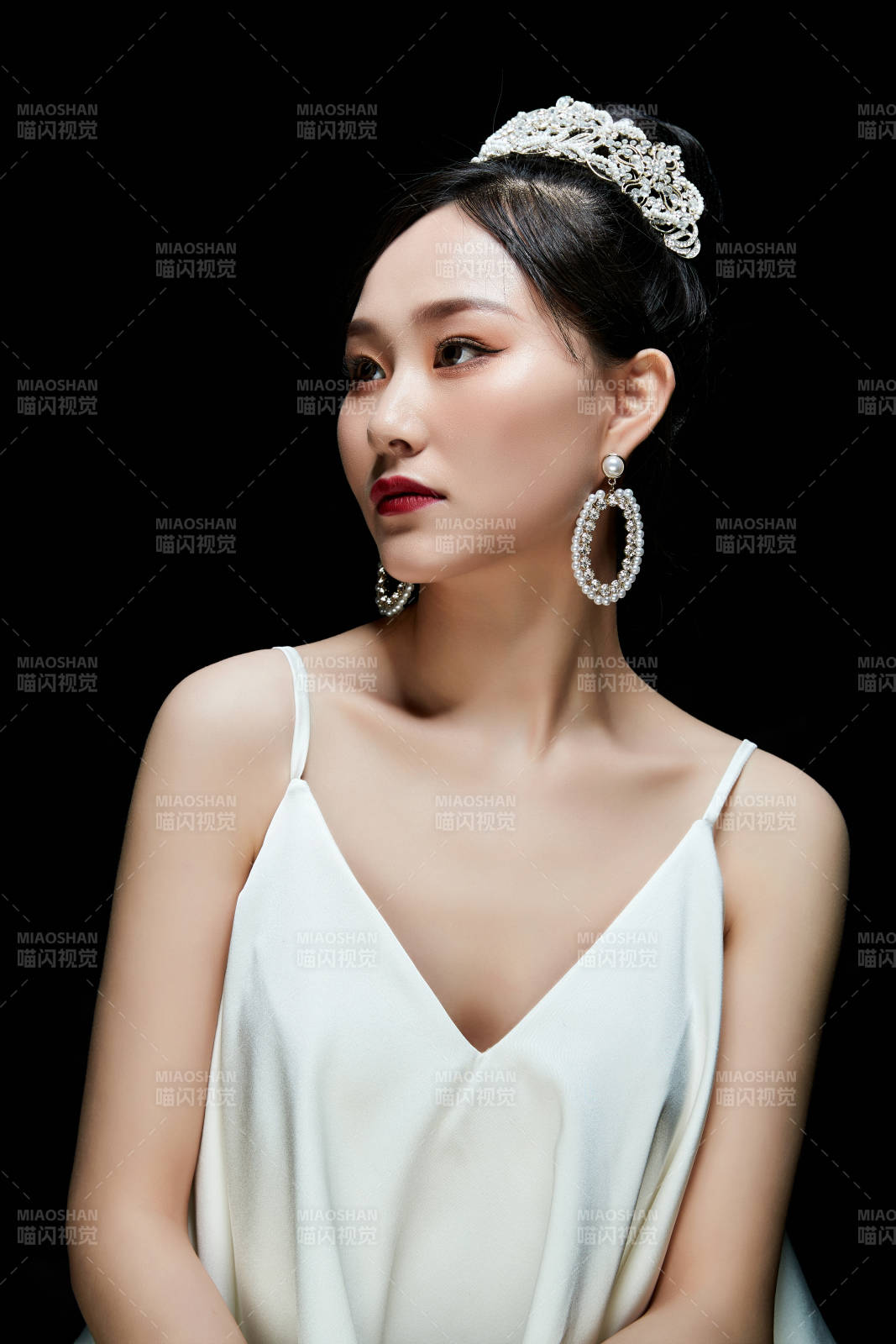 黑色背景下的女性复古婚纱妆面图片