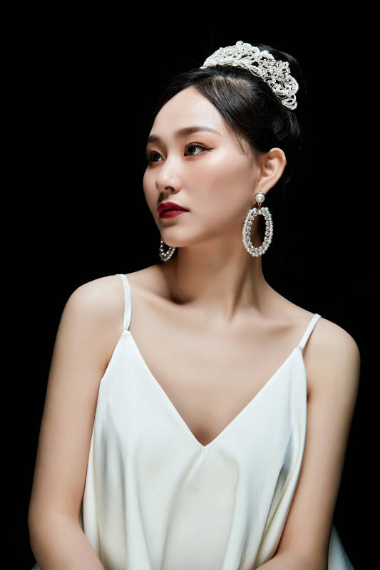 黑色背景下的女性复古婚纱妆面图片