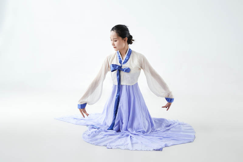 穿着中国朝鲜族传统服饰跳舞的少女图片