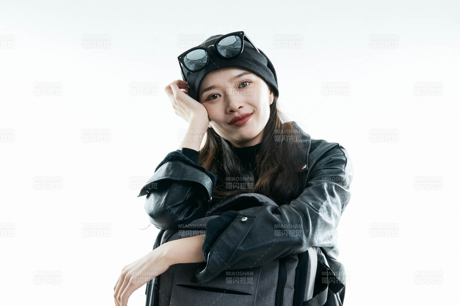 白色背景下准备出发旅行的美丽东方女大学生图片