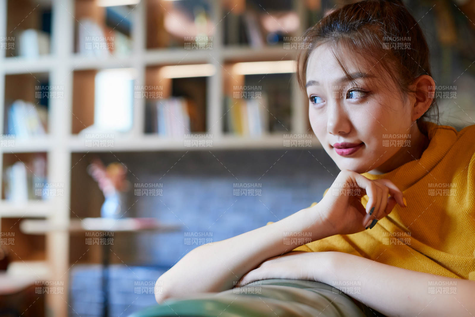 在图书咖啡馆阅读书籍的少女图片