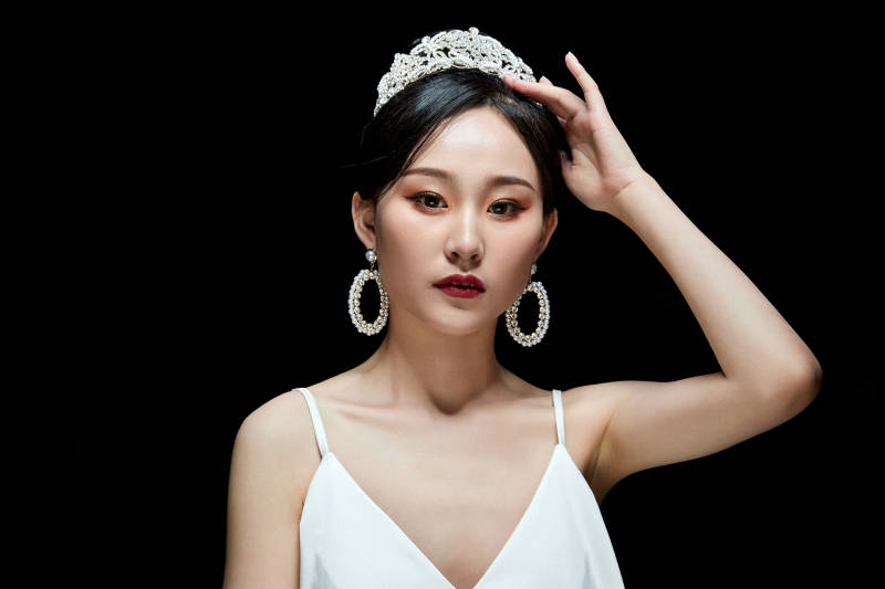 黑色背景下的女性复古婚纱妆面图片