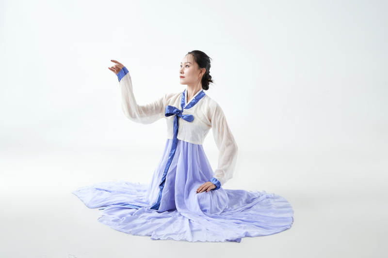 穿着中国朝鲜族传统服饰跳舞的少女图片