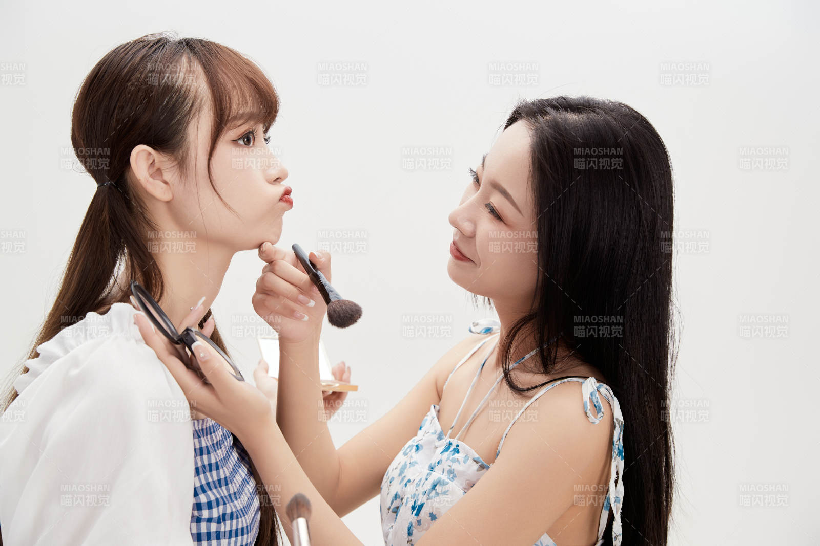 亲密无间的可爱的亚洲美女闺蜜图片