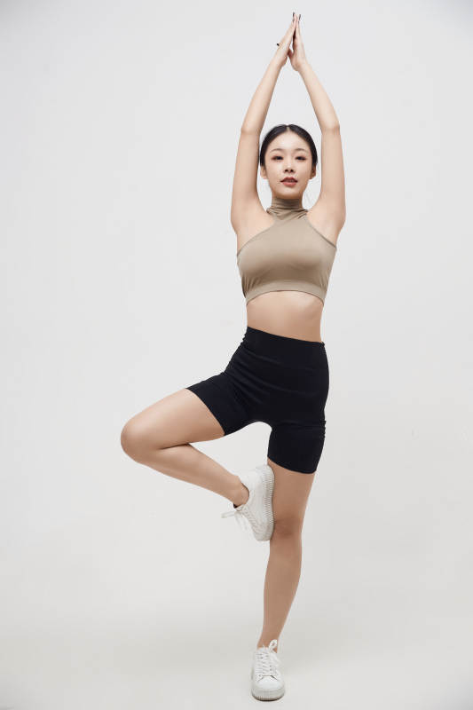 穿着运动服的亚洲美女图片